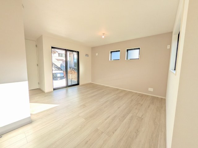 八王子市　子安町　新築一戸建て　２期の居間・リビング|～18.1帖の明るいLDKで、家族団欒の時間をお過ごしいただけます～