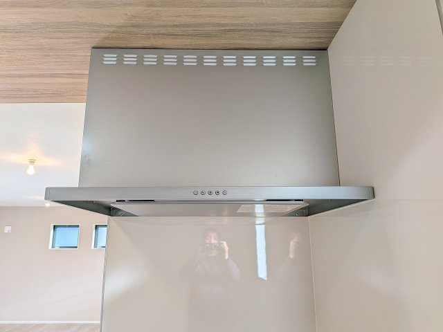 八王子市　子安町　新築一戸建て　２期のキッチン|～スタイリッシュな薄型のレンジフード～