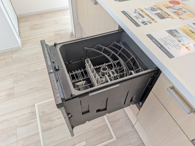 八王子市　子安町　新築一戸建て　２期のキッチン|～食洗機付き　食事後の食器洗いはお任せ、家族でゆっくりとくつろげます～