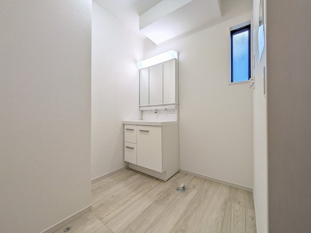 八王子市　子安町　新築一戸建て　２期の脱衣所|～窓付きで明るい洗面所　換気もしやすいです～