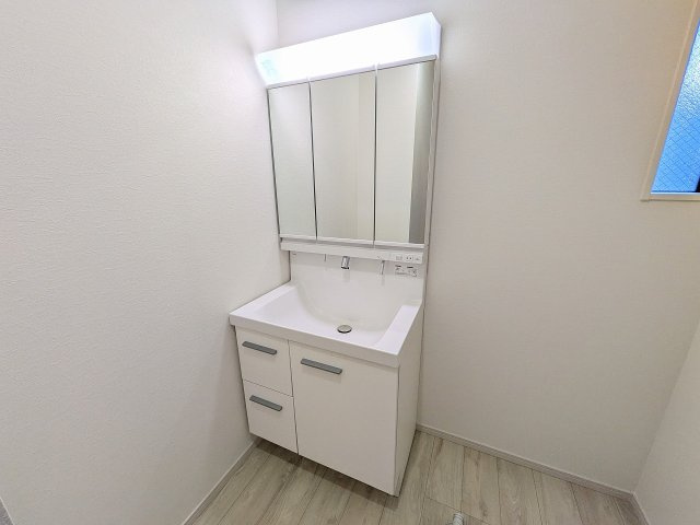 八王子市　子安町　新築一戸建て　２期の独立洗面台|～３面鏡付きの独立洗面台　細々している物をスッキリ収納出来ます～