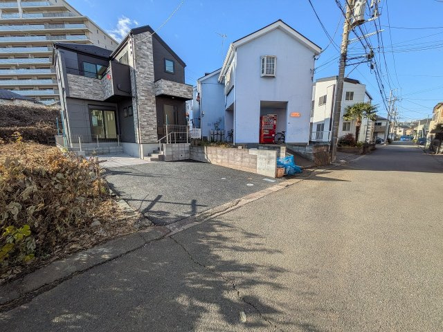 八王子市　子安町　新築一戸建て　２期の前面道路含む現地写真|～東側5ｍ道路に面しています～