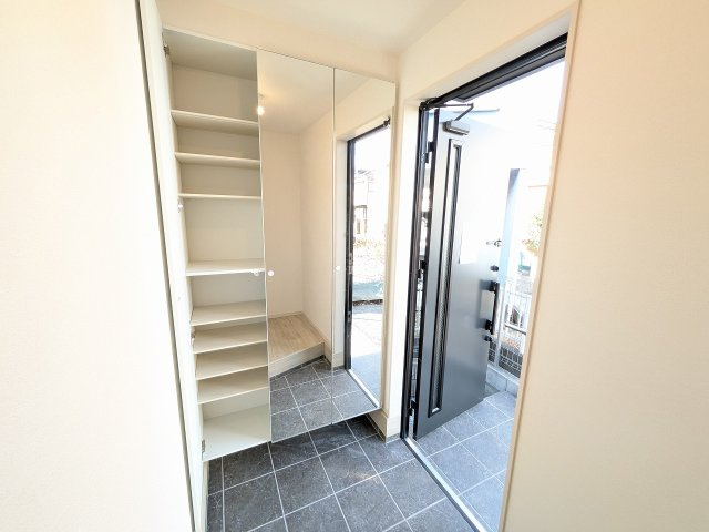 八王子市　子安町　新築一戸建て　２期の玄関|～大容量収納可能なシューズクローゼット～