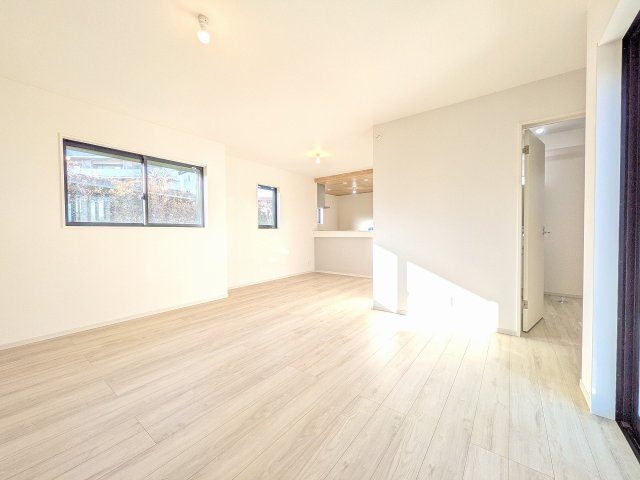 八王子市　子安町　新築一戸建て　２期の居間・リビング|～18.1帖の明るいLDKで、家族団欒の時間をお過ごしいただけます～