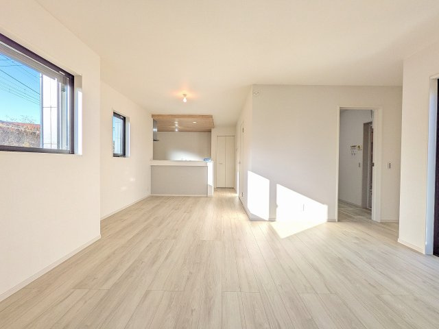 八王子市　子安町　新築一戸建て　２期の居間・リビング|～18.1帖の明るいLDKで、家族団欒の時間をお過ごしいただけます～