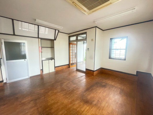 畝部西町貸店舗の内装