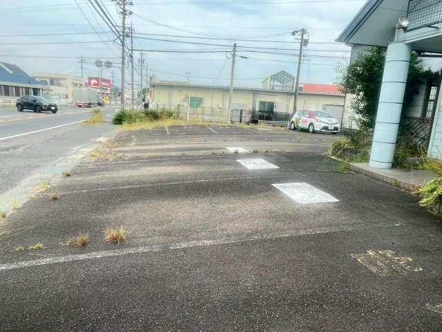 畝部西町貸店舗の駐車場