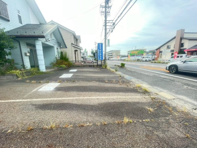 畝部西町貸店舗の駐車場