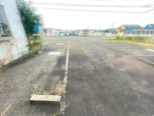 畝部西町貸店舗の駐車場