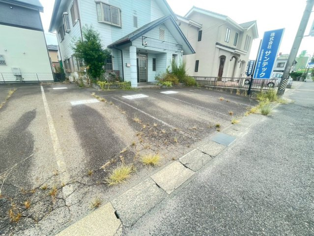 畝部西町貸店舗の駐車場