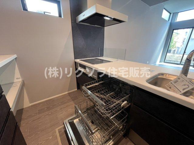 成田東町　未入居一戸建てのキッチン|三口IHコンロ　フロントオープン食洗機　タッチレス水栓
■物件内覧・資金計画相談・住宅ローン相談、リフォーム相談、お問合せ受付中■
※当日・翌日のご内覧、ご相談はお電話でのお問合せがスムーズです！