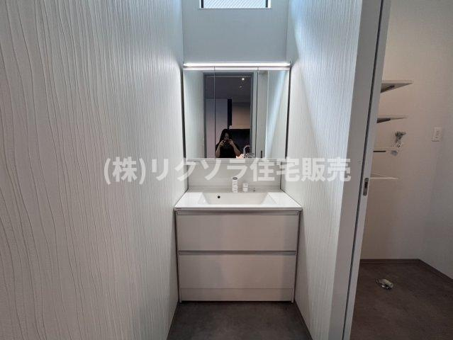 成田東町　未入居一戸建ての独立洗面台|三面鏡付き独立洗面台
■物件内覧・資金計画相談・住宅ローン相談、リフォーム相談、お問合せ受付中■
※当日・翌日のご内覧、ご相談はお電話でのお問合せがスムーズです！