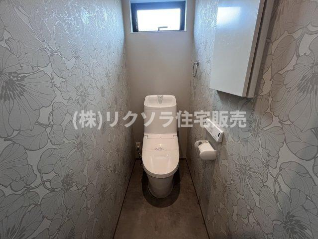 成田東町　未入居一戸建てのトイレ|温水洗浄便座付き
■物件内覧・資金計画相談・住宅ローン相談、リフォーム相談、お問合せ受付中■
※当日・翌日のご内覧、ご相談はお電話でのお問合せがスムーズです！