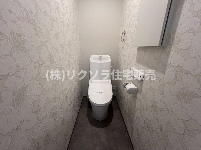 成田東町　未入居一戸建ての内装|2階　トイレ　温水洗浄便座付き
■物件内覧・資金計画相談・住宅ローン相談、リフォーム相談、お問合せ受付中■
※当日・翌日のご内覧、ご相談はお電話でのお問合せがスムーズです！