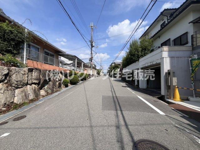 成田東町　未入居一戸建ての前面道路含む現地写真|■物件内覧・資金計画相談・住宅ローン相談、リフォーム相談、お問合せ受付中■
※当日・翌日のご内覧、ご相談はお電話でのお問合せがスムーズです！