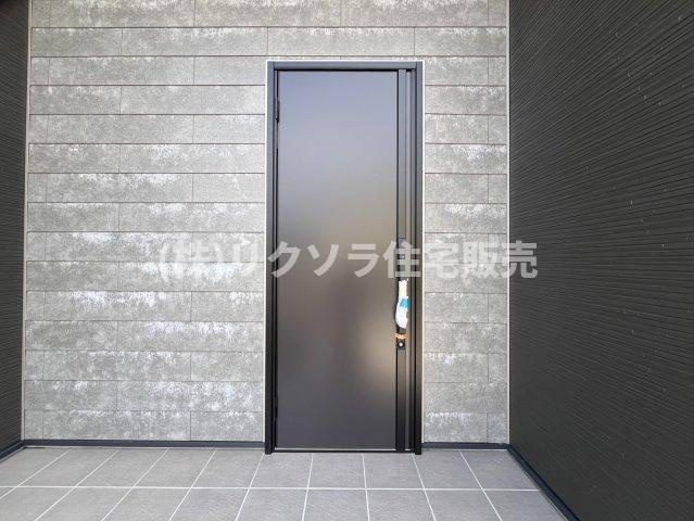 成田東町　未入居一戸建ての玄関|■物件内覧・資金計画相談・住宅ローン相談、リフォーム相談、お問合せ受付中■
※当日・翌日のご内覧、ご相談はお電話でのお問合せがスムーズです！