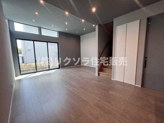 成田東町　未入居一戸建ての居間・リビング|LDK21.2帖
■物件内覧・資金計画相談・住宅ローン相談、リフォーム相談、お問合せ受付中■
※当日・翌日のご内覧、ご相談はお電話でのお問合せがスムーズです！