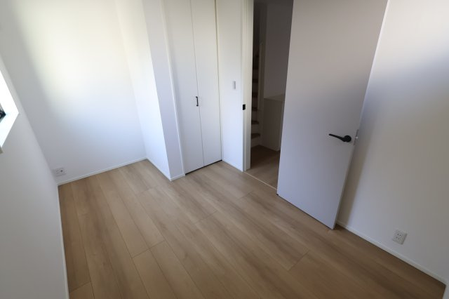 《仲介手数料無料》南区文蔵４丁目13-8新築一戸建てメルディアの洋室|撮影日 2025年11月20日 11:00 晴れ