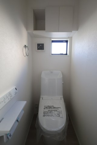 《仲介手数料無料》南区文蔵４丁目13-8新築一戸建てメルディアのトイレ|撮影日 2025年11月20日 11:00 晴れ