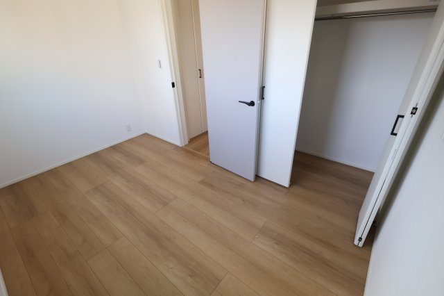 《仲介手数料無料》南区文蔵４丁目13-8新築一戸建てメルディアの洋室|撮影日 2025年11月20日 11:00 晴れ