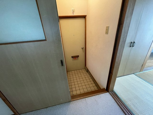 【玄関】 | ファミールHIRO A | こじんまり、でもお迎えは温かく