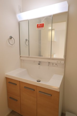 《仲介手数料無料》南区文蔵４丁目13-8新築一戸建てメルディアの独立洗面台|撮影日 2025年11月20日 11:00 晴れ
