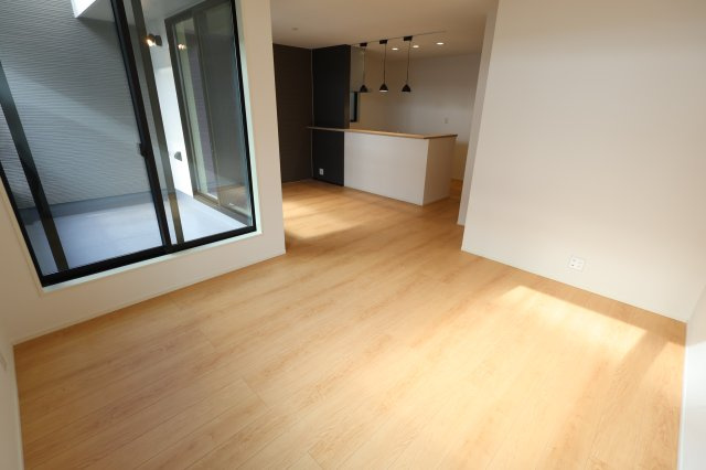 《仲介手数料無料》南区文蔵４丁目13-8新築一戸建てメルディアの居間・リビング|撮影日 2025年11月20日 11:00 晴れ