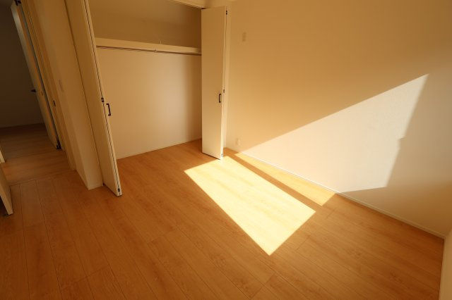 《仲介手数料無料》南区文蔵４丁目13-8新築一戸建てメルディアの洋室|撮影日 2025年11月20日 11:00 晴れ