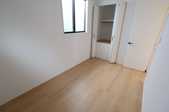 《仲介手数料無料》南区文蔵４丁目13-8新築一戸建てメルディアの洋室|撮影日 2025年11月20日 11:00 晴れ