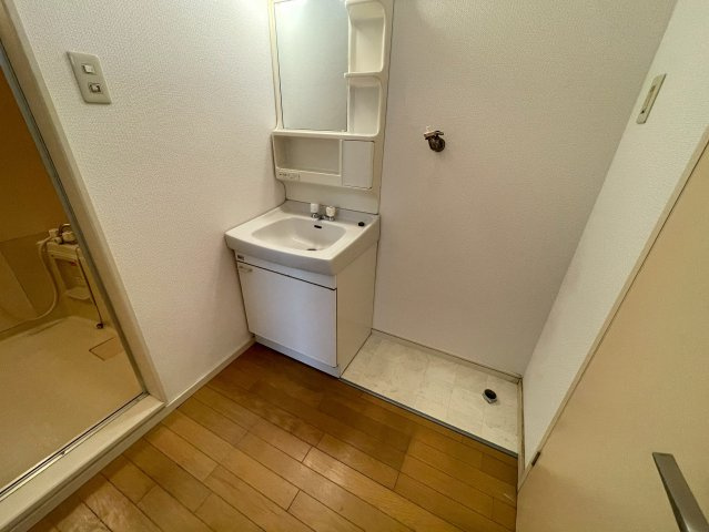 ファミールHIRO Ⅽの洗面所|鏡の向こうに、すっきり整うわたしの時間