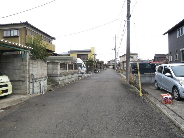 小坂町土地の前面道路含む現地写真|前面道路は幅6ｍでゆとりがあります