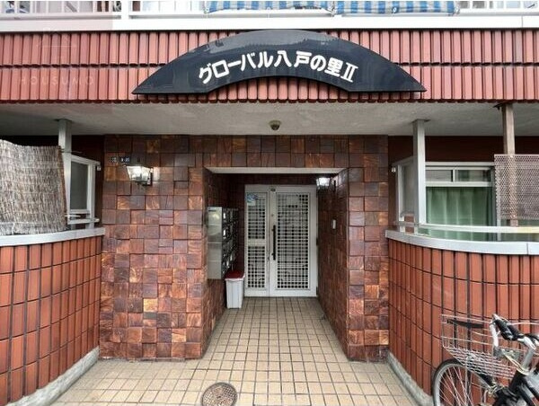 グローバル八戸ノ里Ⅱのエントランス