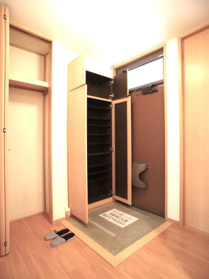 【玄関】 | レジデンス・ノヴァＣ | シューズボックスと便利な収納が付いています♪