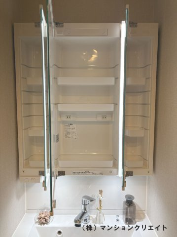 ダイアパレス西別院の収納|洗面台の三面鏡の裏は収納スペースです