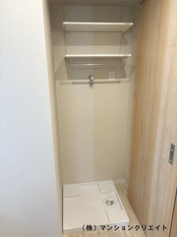 ダイアパレス西別院のランドリースペース|室内洗濯機置場　便利な棚付きです