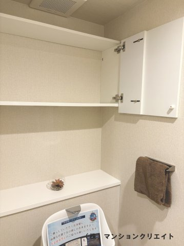 ダイアパレス西別院の収納|トイレの上部にある吊戸棚です