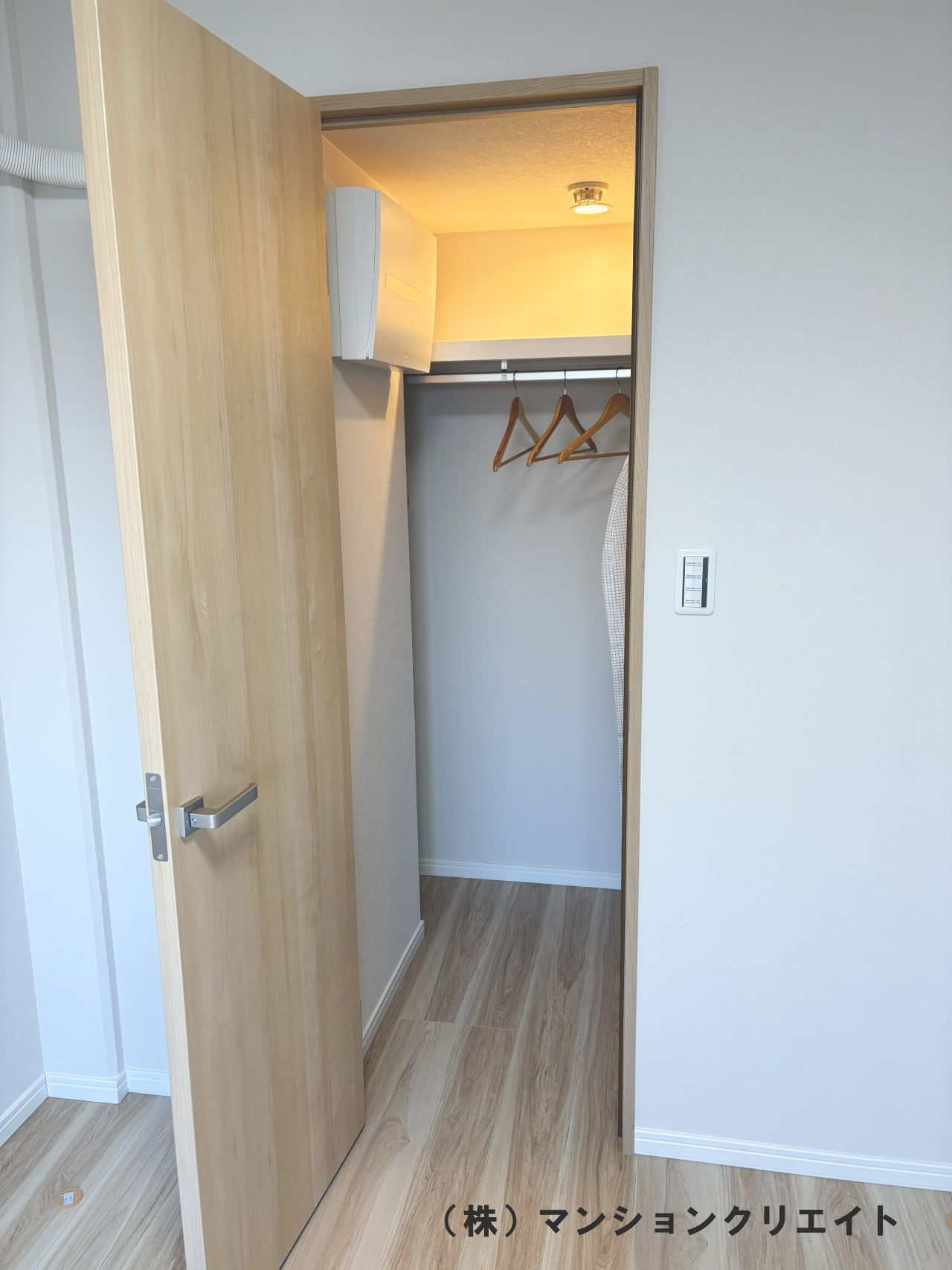 ダイアパレス西別院の収納|洋室5.5帖のウオークインクローゼット