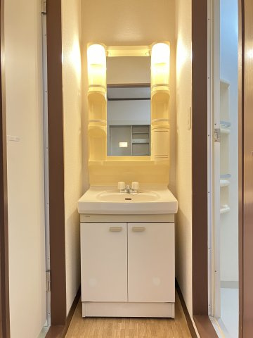 勇建ビルの独立洗面台