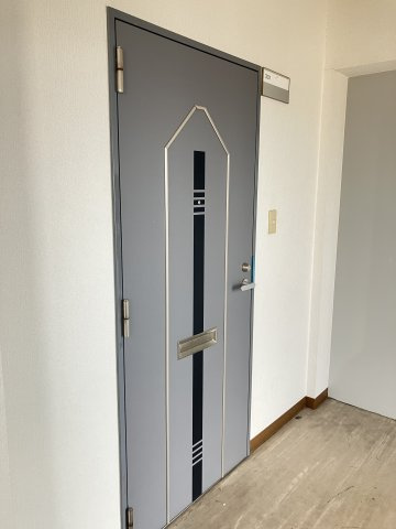 勇建ビルの玄関