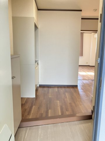 勇建ビルの玄関