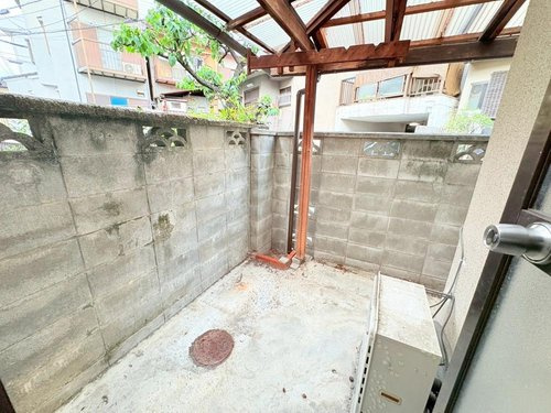 太秦棚森町のその他|【勝手口】
浴室横の勝手口です。
実際に内覧のご案内承っております