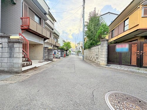 太秦棚森町の前面道路含む現地写真|南側前道幅員約４.１ｍとなっております。
