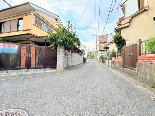 太秦棚森町の前面道路含む現地写真|東側前道幅員約３.７５ｍとなっております。