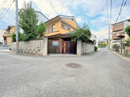 太秦棚森町の外観|【現地】
東南角地の７DKSのおうちです。駅から徒歩１０分圏内なので、通学や通勤にもとても便利な立地です♪