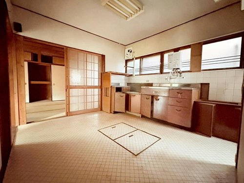 太秦棚森町のキッチン|【ダイニングキッチン】
約５.２帖のダイニングキッチンです。床下収納もございます♪