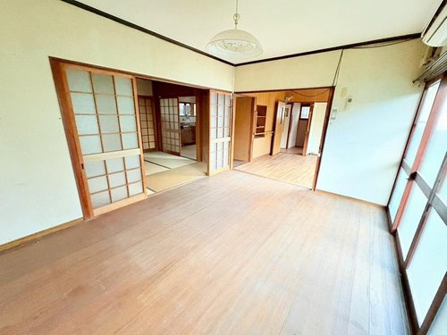 太秦棚森町の洋室|【洋室】
１階の６帖と５帖の洋室です。
南側なので、日当たり良好です♪