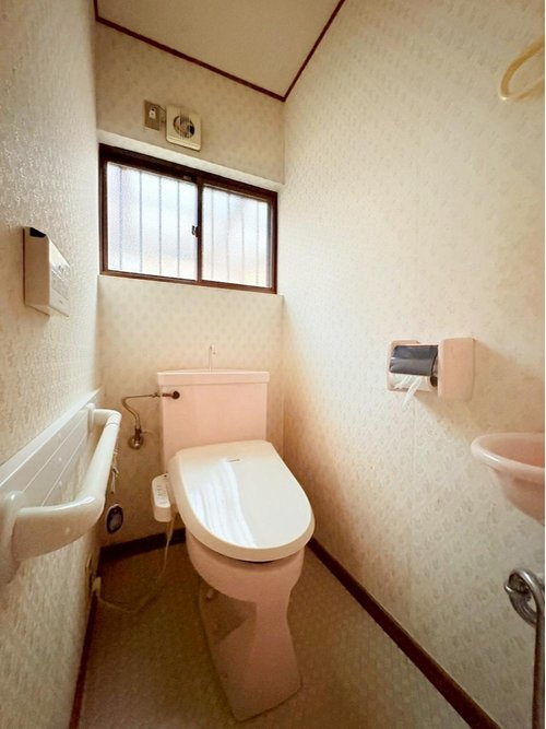 太秦棚森町のトイレ|【トイレ】
弊社は経験豊富なスタッフのみで運営しておりますので普通では「気付かない」
「わからない」「想像できない」ような事までご提案ができるよう常に心掛けております。