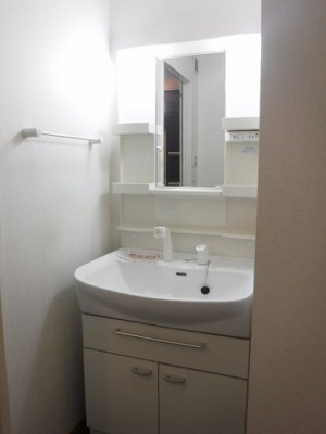 【洗面所】 | カーサ・フィオーレＡ | 広い洗面スペース