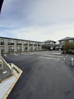 【駐車場】 | 鈴蘭館Ⅲ | 駐車場に車を止められます