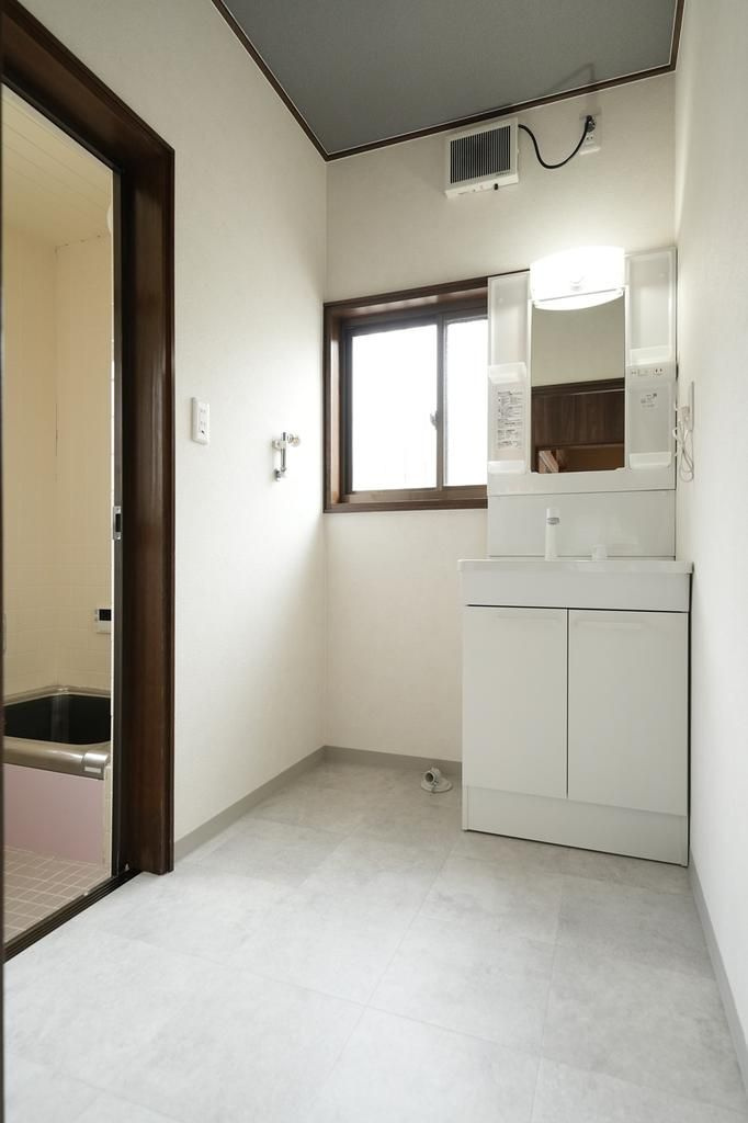 六十谷戸建の洗面所